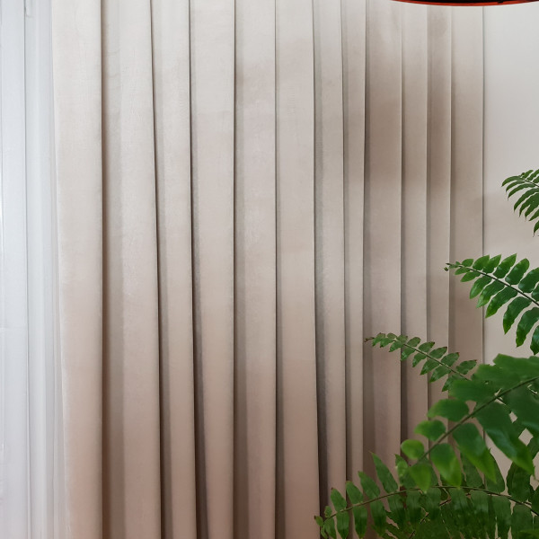 MAG 328 Gotowa zasłona na taśmie kol. jasny beż szer. 140x240 cm