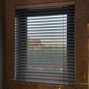 Żaluzja aluminiowa 50 mm rozm. 60x120 cm w wersji perforowanej