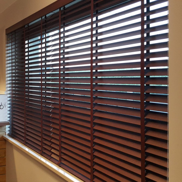 Żaluzja drewniana 50 mm rozm. 120x160 cm w kolorze brązowym Żaluzja drewniana 50 mm rozm. 120x160 cm w kolorze brązowym