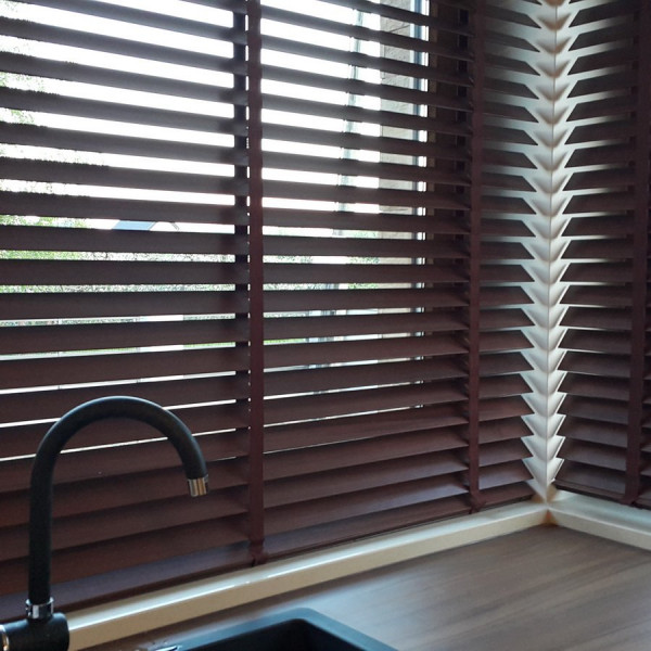 Żaluzja drewniana 50 mm rozm. 120x160 cm w kolorze brązowym Żaluzja drewniana 50 mm rozm. 120x160 cm w kolorze brązowym