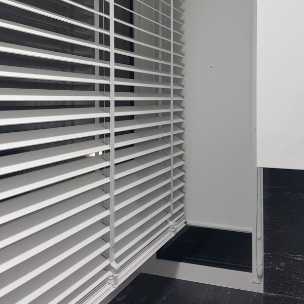 Żaluzja drewniana 50 mm rozm. 120x160 cm w kolorze brązowym Żaluzja drewniana 50 mm rozm. 120x160 cm w kolorze brązowym