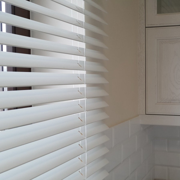 Żaluzja drewniana 50 mm rozm. 120x160 cm w kolorze brązowym Żaluzja drewniana 50 mm rozm. 120x160 cm w kolorze brązowym