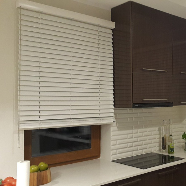 Żaluzja drewniana 50 mm rozm. 120x160 cm w kolorze białym z kolekcji "Modern"