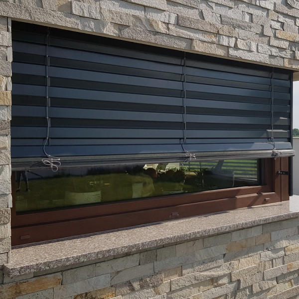 Żaluzja fasadowa Z90 z napędem elektrycznym pod zabudowę w elewacji Żaluzja fasadowa Z90 z napędem elektrycznym pod zabudowę w elewacji