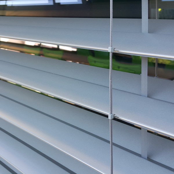 Żaluzja fasadowa Z90 z napędem elektrycznym pod zabudowę w elewacji Żaluzja fasadowa Z90 z napędem elektrycznym pod zabudowę w elewacji