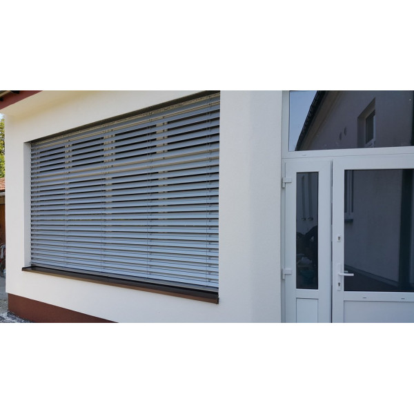 Żaluzja fasadowa Z90 z napędem elektrycznym pod zabudowę w elewacji Żaluzja fasadowa Z90 z napędem elektrycznym pod zabudowę w elewacji