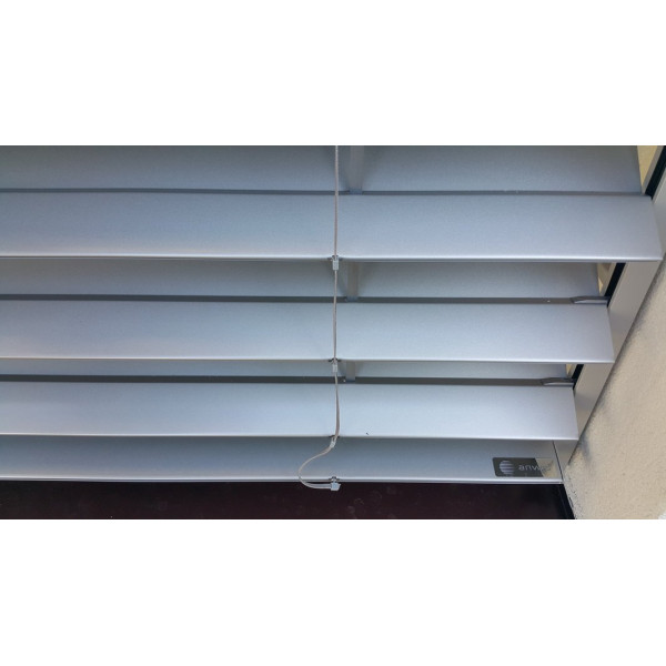 Żaluzja fasadowa Z90 z napędem elektrycznym pod zabudowę w elewacji Żaluzja fasadowa Z90 z napędem elektrycznym pod zabudowę w elewacji