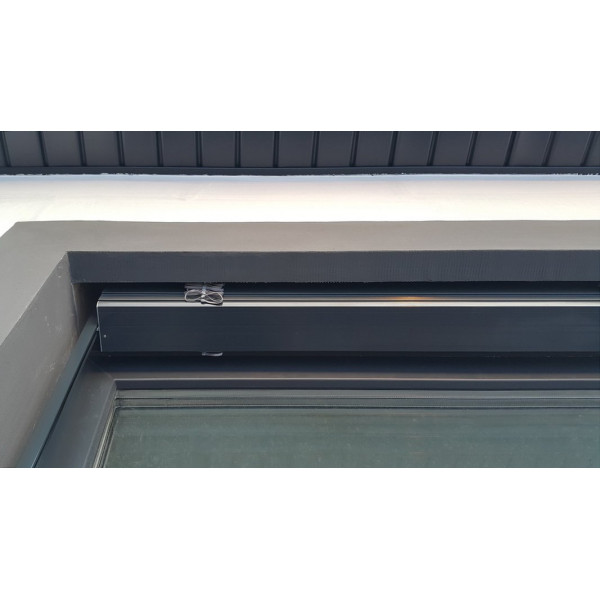 Żaluzja fasadowa Z90 z napędem elektrycznym pod zabudowę w elewacji Żaluzja fasadowa Z90 z napędem elektrycznym pod zabudowę w elewacji