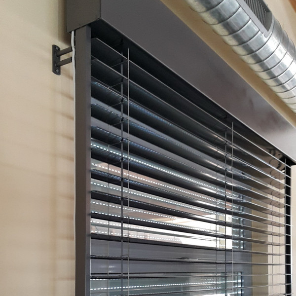 Żaluzja fasadowa 100x280 cm z napędem elektrycznym w systemie samonośnym
