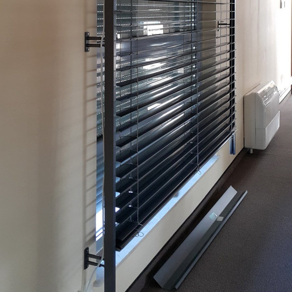 Żaluzja fasadowa 100x280 cm z napędem elektrycznym w systemie samonośnym