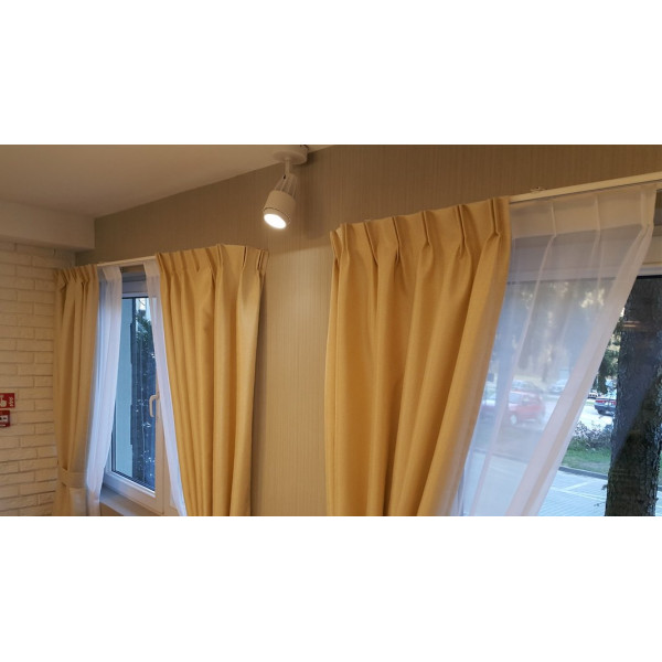 Zasłona zaciemniająca na fleksach z tkaniny Blackout