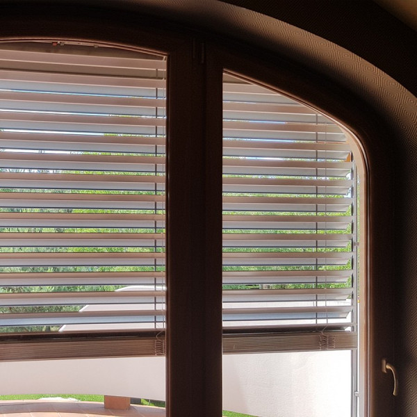 Żaluzja fasadowa Z90 z napędem elektrycznym Elero w kolorze "antracyt" Żaluzja fasadowa Z90 z napędem elektrycznym Elero w kolorze "antracyt"