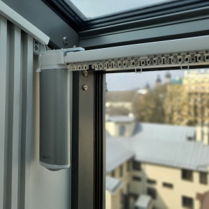 Nowoczesny karnisz elektryczny z napędem Somfy Glydea 230V 2