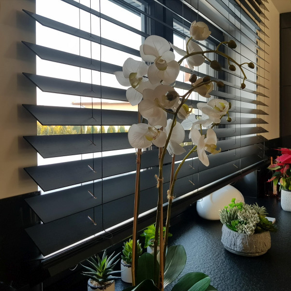 Żaluzja drewniana antracyt 70mm z napędem elektrycznym w rozm. 190x160 cm