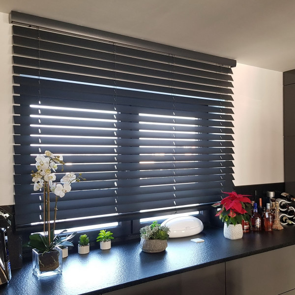 Żaluzja drewniana antracyt 70mm z napędem elektrycznym w rozm. 190x160 cm