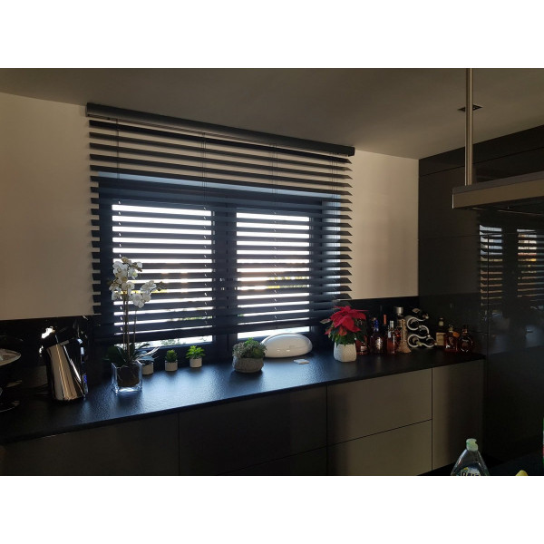 Żaluzja drewniana antracyt 70mm z napędem elektrycznym w rozm. 190x160 cm
