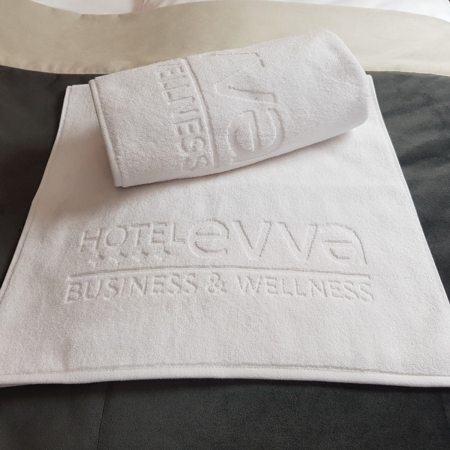 Ręczniki z tłoczonym logo w rozm. 70x140 cm za 200 szt.