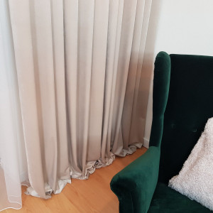 Velutto. Tkanina dekoracyjna zasłonowa kol. jasny beż o szer. 145 cm 2