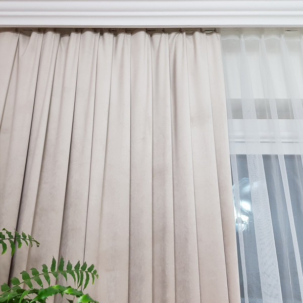 Velutto. Tkanina dekoracyjna zasłonowa kol. jasny beż o szer. 145 cm Velutto. Tkanina dekoracyjna zasłonowa kol. jasny beż o szer. 145 cm