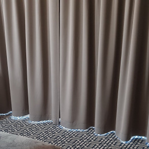 MAG 334 Zasłona hotelowa blackout na fali w rozm. 300x250 cm 2