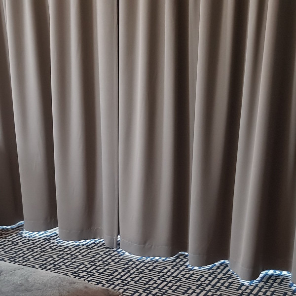 MAG 334 Zasłona hotelowa blackout na fali w rozm. 300x250 cm za 10 szt.