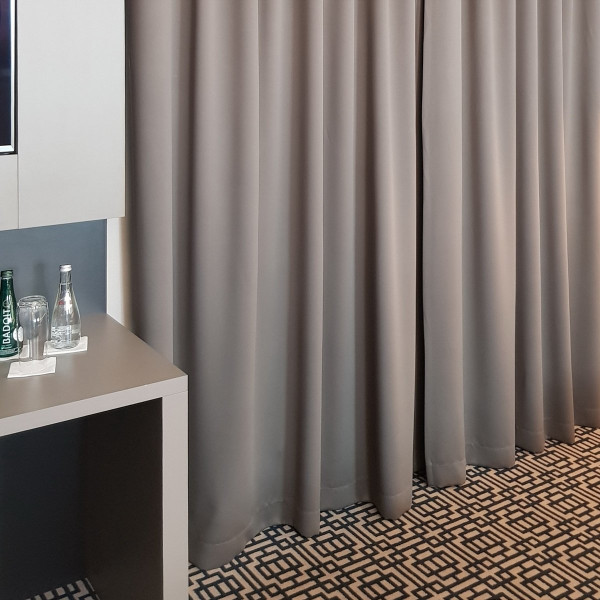 MAG 335 Zasłona hotelowa zaciemniająca na fali w rozm. 140x250 cm za 10 szt. MAG 335 Zasłona hotelowa zaciemniająca na fali w rozm. 140x250 cm za 10 szt.