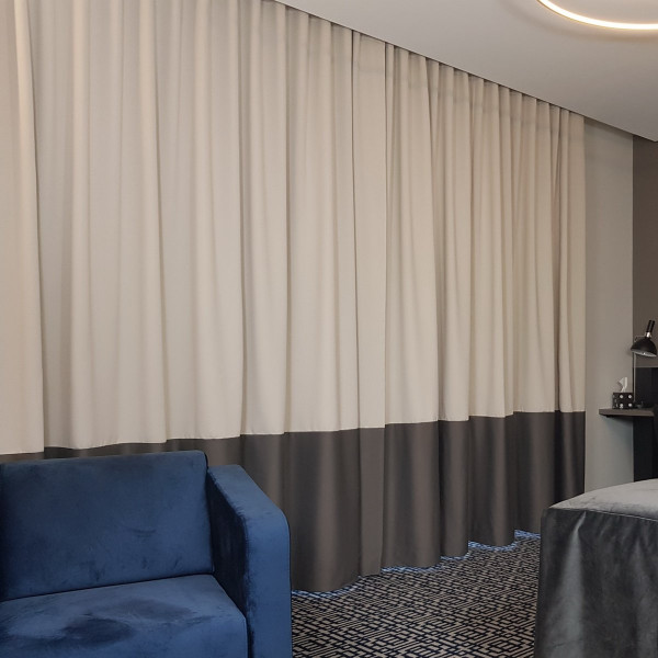 MAG 336 Dwukolorowa zasłona hotelowa blackout w rozm. 145x250 cm za 10 szt.
