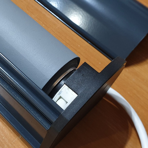 RM 45 Roleta wolnowisząca z napędem elektrycznym w rozm. 168x286 cm kol. B609 antracyt RM 45 Roleta wolnowisząca z napędem elektrycznym w rozm. 168x286 cm kol. B609 antracyt