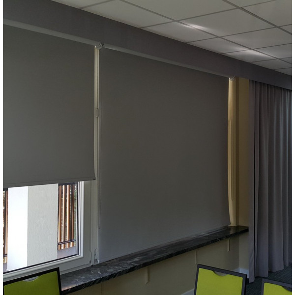 RM 40 Roleta zaciemniająca w rozm. 153 x 210 cm elektryczna