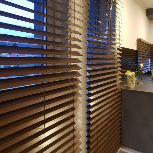 Żaluzja drewniana 70 mm w kolorze mahoń rozm. 170x250 cm