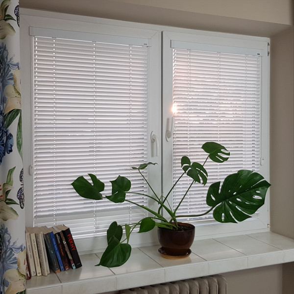 Żaluzja drewniana biała 25 mm do sypialni w rozm. 59x120 cm Żaluzja drewniana biała 25 mm do sypialni w rozm. 59x120 cm