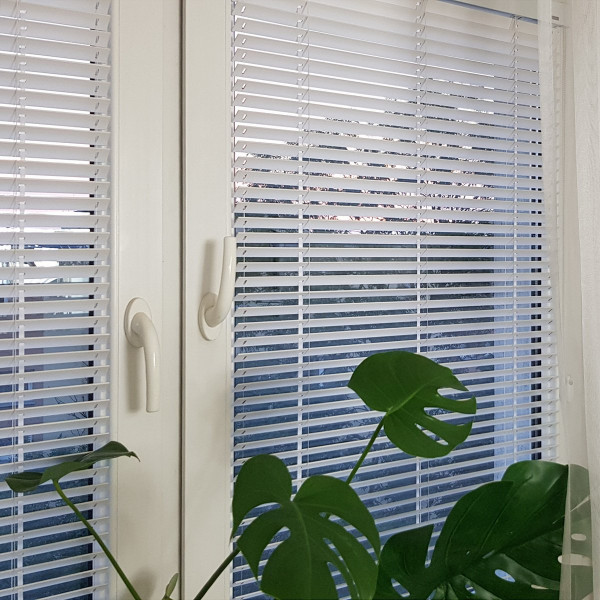 Żaluzja drewniana biała 25 mm do sypialni w rozm. 59x120 cm Żaluzja drewniana biała 25 mm do sypialni w rozm. 59x120 cm