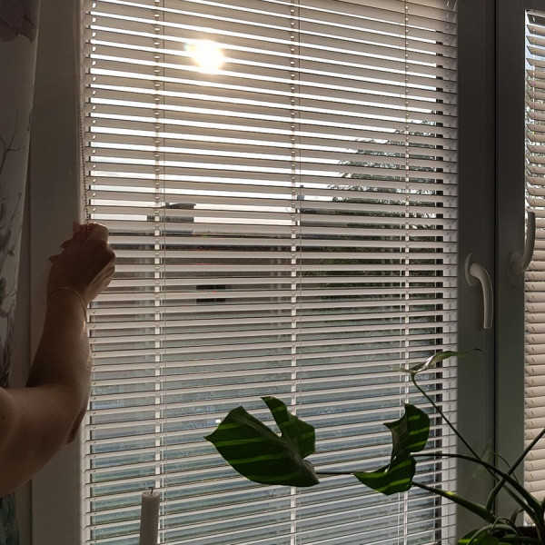 Żaluzja drewniana biała 25 mm do sypialni w rozm. 59x120 cm Żaluzja drewniana biała 25 mm do sypialni w rozm. 59x120 cm