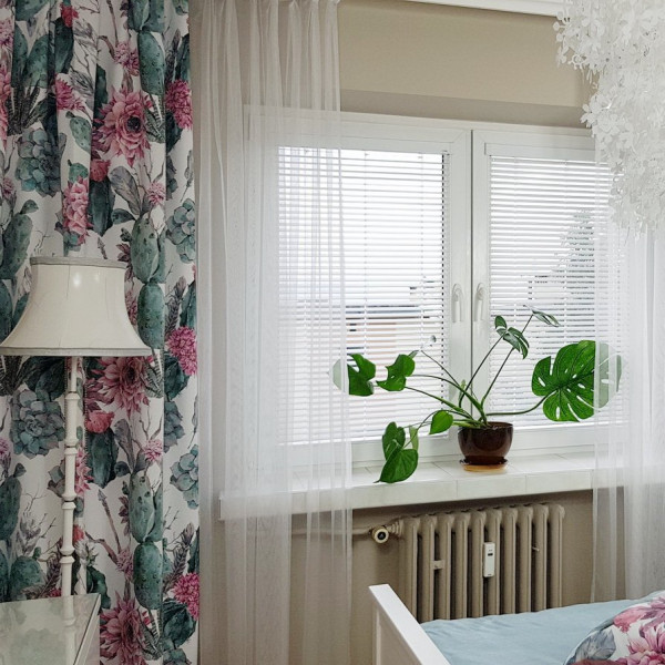 Żaluzja drewniana biała 25 mm do sypialni w rozm. 59x120 cm Żaluzja drewniana biała 25 mm do sypialni w rozm. 59x120 cm