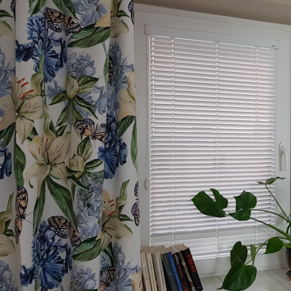 Żaluzja drewniana biała 25 mm do sypialni w rozm. 59x120 cm Żaluzja drewniana biała 25 mm do sypialni w rozm. 59x120 cm