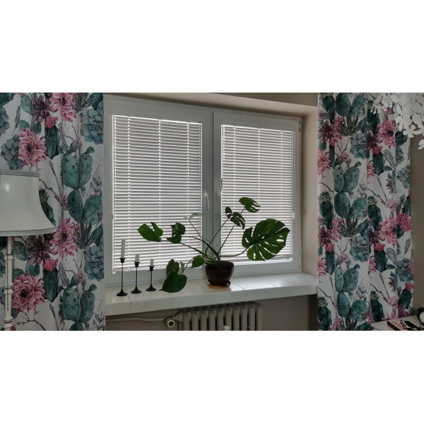 Żaluzja drewniana biała 25 mm do sypialni w rozm. 59x120 cm Żaluzja drewniana biała 25 mm do sypialni w rozm. 59x120 cm