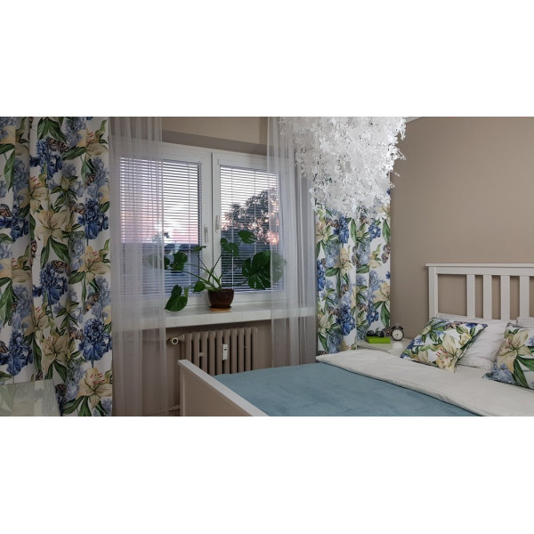 Żaluzja drewniana biała 25 mm do sypialni w rozm. 59x120 cm Żaluzja drewniana biała 25 mm do sypialni w rozm. 59x120 cm