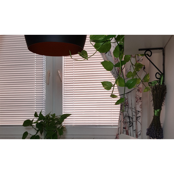 Żaluzja drewniana do kuchni, biała 25 mm w rozm. 49x125 cm