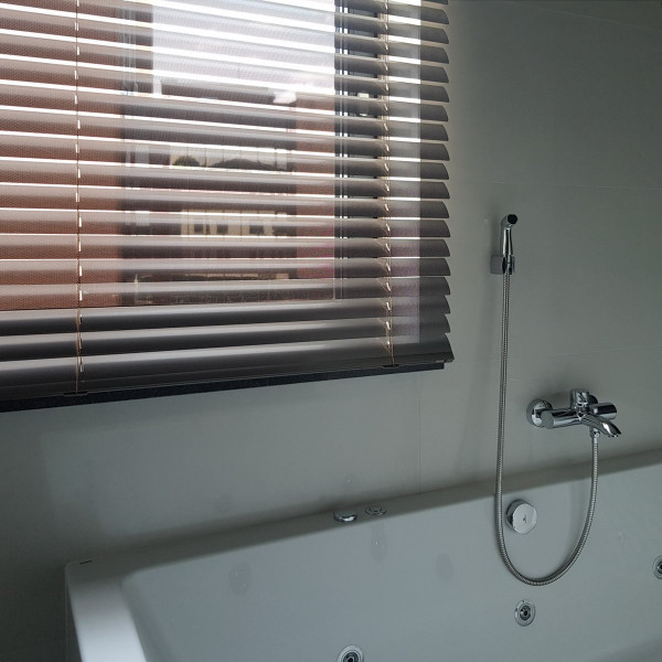 Żaluzja aluminiowa do łazienki, 50mm perforowana w rozm. 165x164 cm