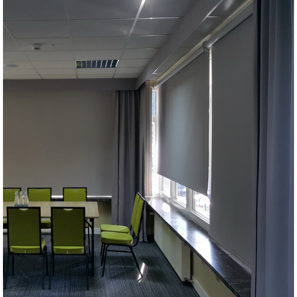 RM 40 Roleta elektryczna zaciemniająca w rozm. 165x160 cm