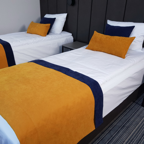 Narzuta na łóżko hotelowe PAS 320 w rozm. 80x140 cm za 30 szt.