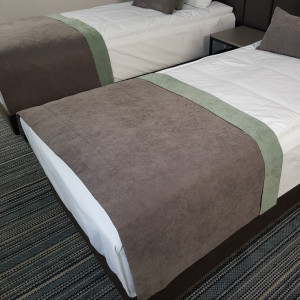 Narzutka na łóżko do pokoju PAS 323 w rozm. 80x140 cm za 30 szt.