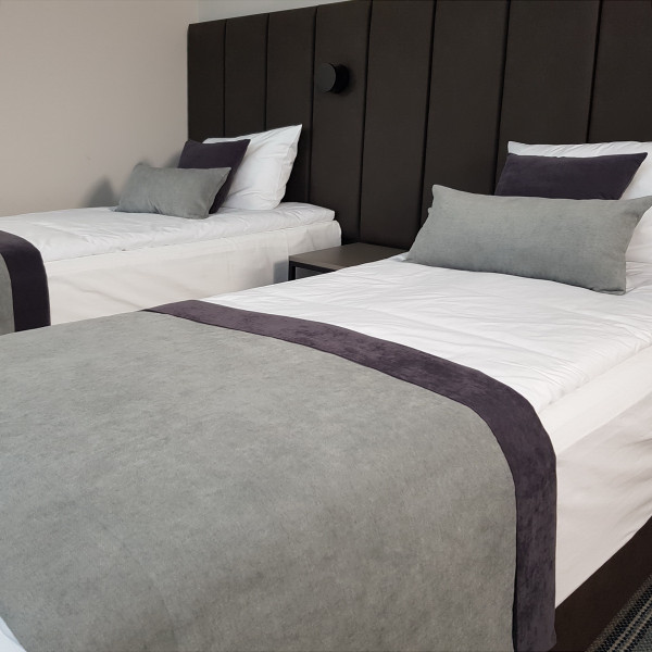 Narzuta na łóżko hotelowe PAS 330 w rozm. 80x170 cm za 30 szt.