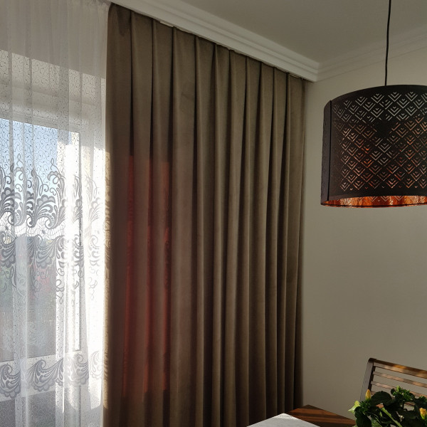 Zasłona welurowa kol. oliwkowy beż szer. 140x250 cm MAG 328