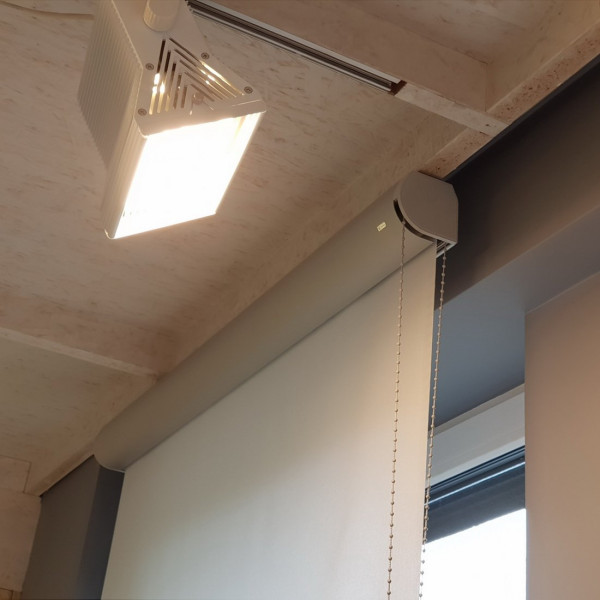 Roleta w kasecie aluminiowej rozm. 100x200 cm RM45 w biurze