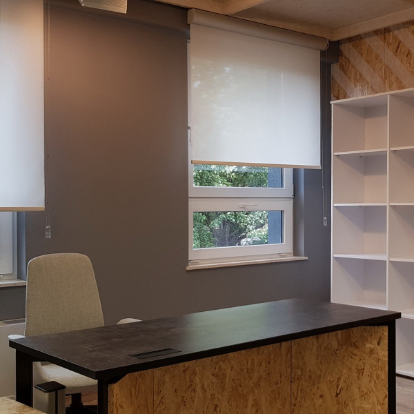 Roleta w kasecie aluminiowej rozm. 100x200 cm RM45 w biurze