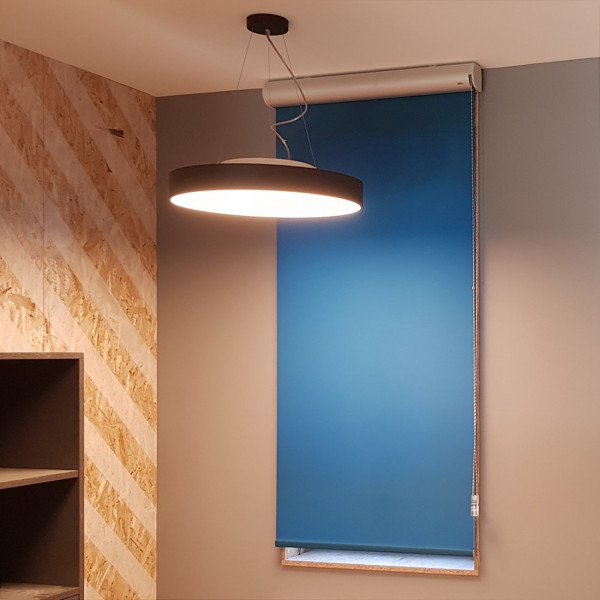 Roleta wewnętrzna na wymiar 83x195 cm zaciemniająca w kolorze niebieskim