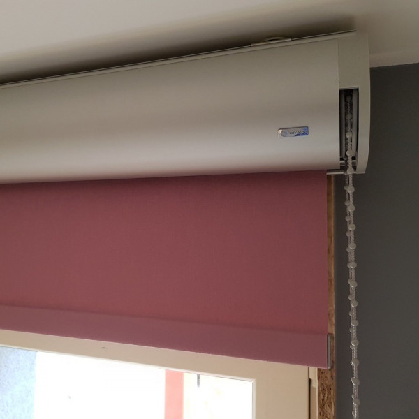 Roleta różowa w kasecie rozm. 84x198 cm RM45 w biurze