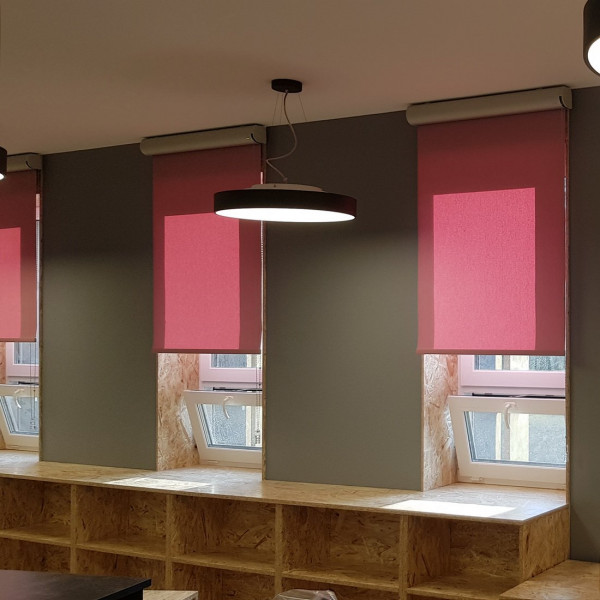 Roleta różowa w kasecie rozm. 84x198 cm RM45 w biurze