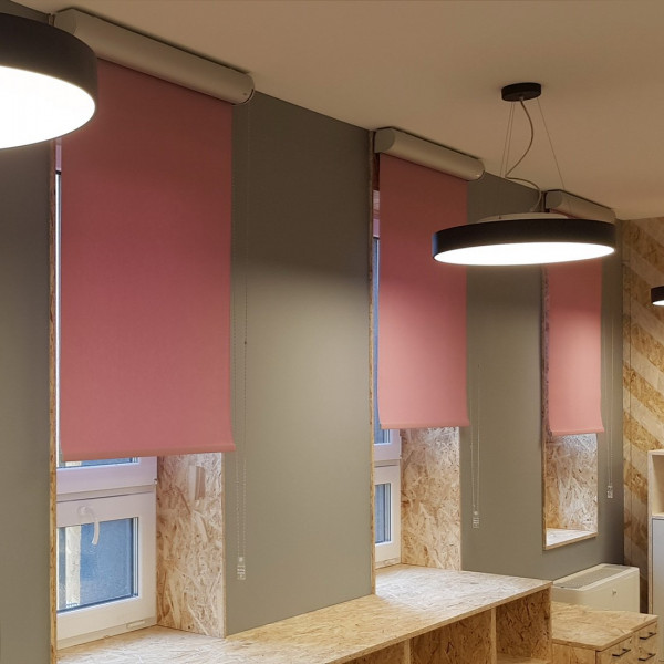 Roleta różowa w kasecie rozm. 84x198 cm RM45 w biurze